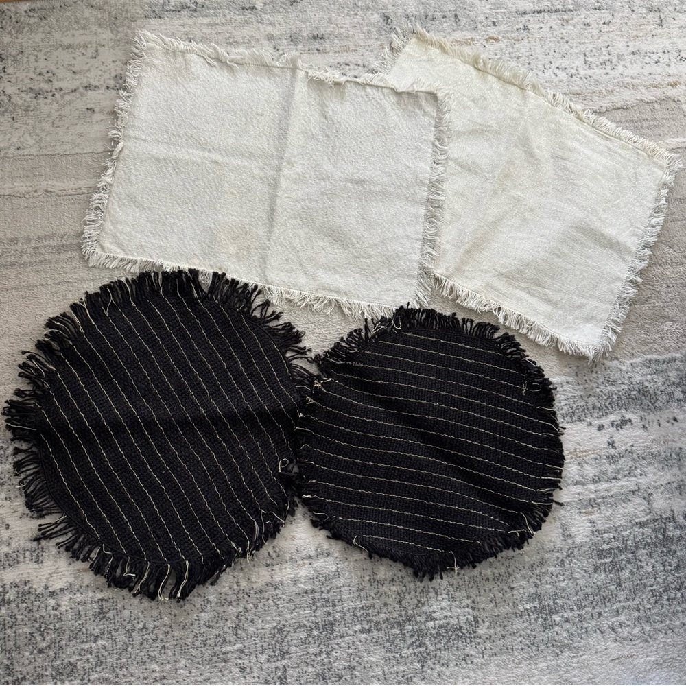 🛍🏙3️⃣ for $1️⃣5️⃣ 2 Bed Bath & Beyond and 2 🆕 Nicole Miller Home placemats